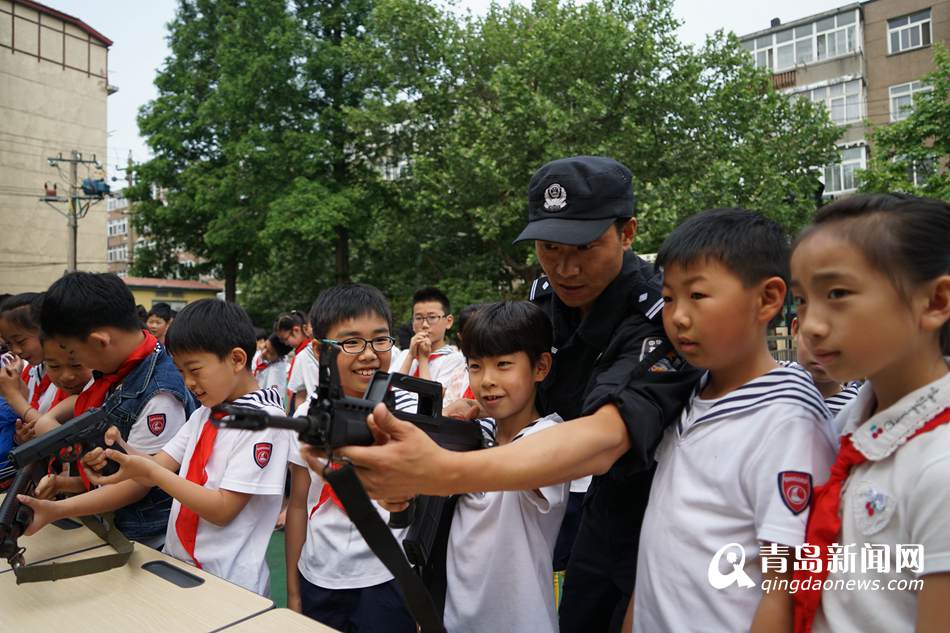 高清：青島特警走進校園 反恐演練逼真似大片(pic8)