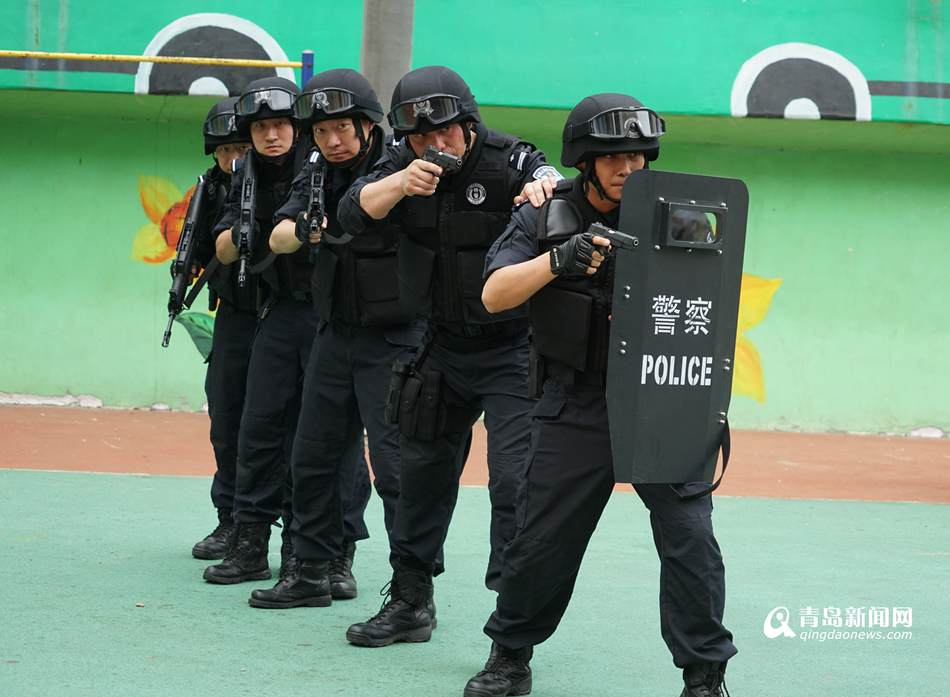 高清：青島特警走進校園 反恐演練逼真似大片(pic3)