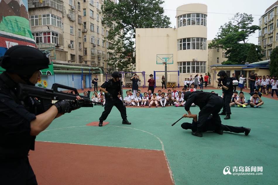 高清：青島特警走進校園 反恐演練逼真似大片(pic1)