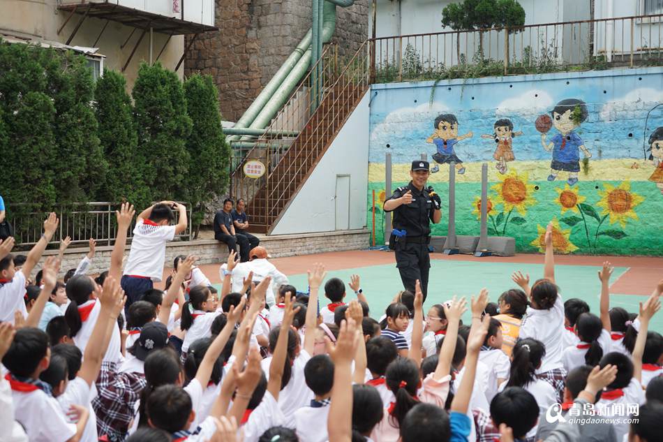 高清：青島特警走進校園 反恐演練逼真似大片(pic4)