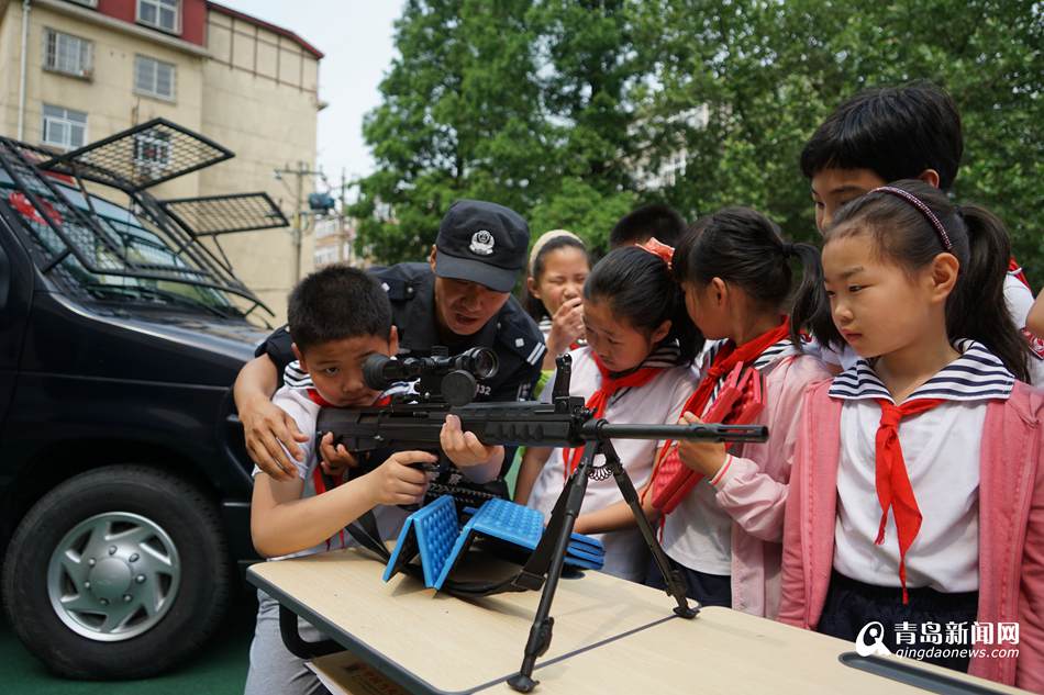 高清：青島特警走進校園 反恐演練逼真似大片(pic2)